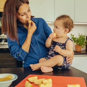 Prehrana dojenčka pri 1 letu: temelj za zdravo prihodnost