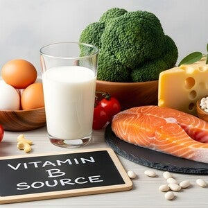 Živila, bogata z vitaminom B6: losos, sir, jajca, mleko, paradižnik, fižol in brokoli.