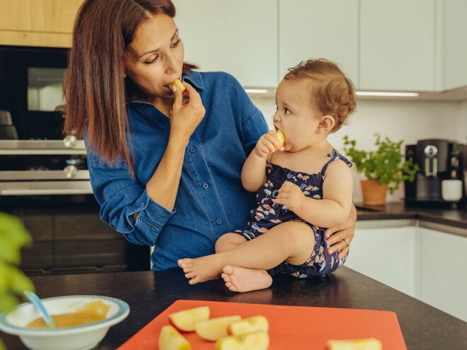 Prehrana dojenčka pri 1 letu: temelj za zdravo prihodnost
