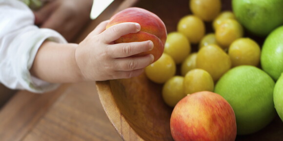 Pomagajte svojemu malčku vzljubiti dobro hrano – za vse življenje!
